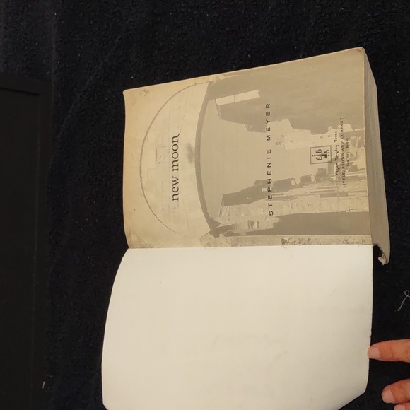 VERY USED NEW MOON PAPERBACK BOOK 2ND BOOK IN TWILIGHT SERIES HAS WEAR - Picture 8 of 15